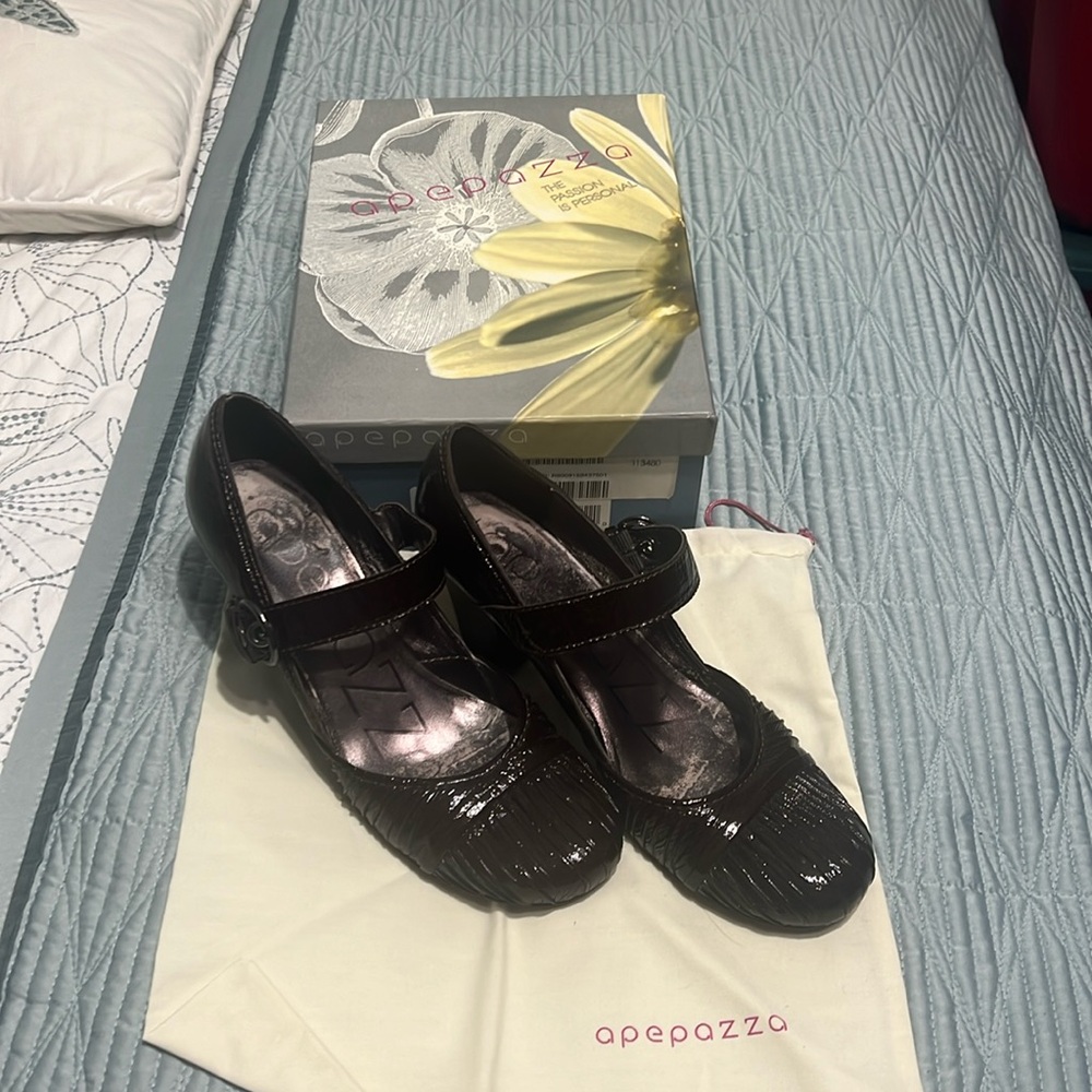 Chocolate patent leather, 3 inch heel